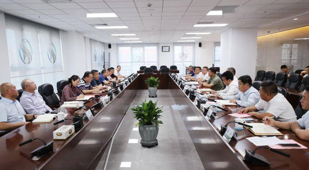 新城区调研组同内蒙古公路交通投资发展有限责任公司董事长戴贵,总