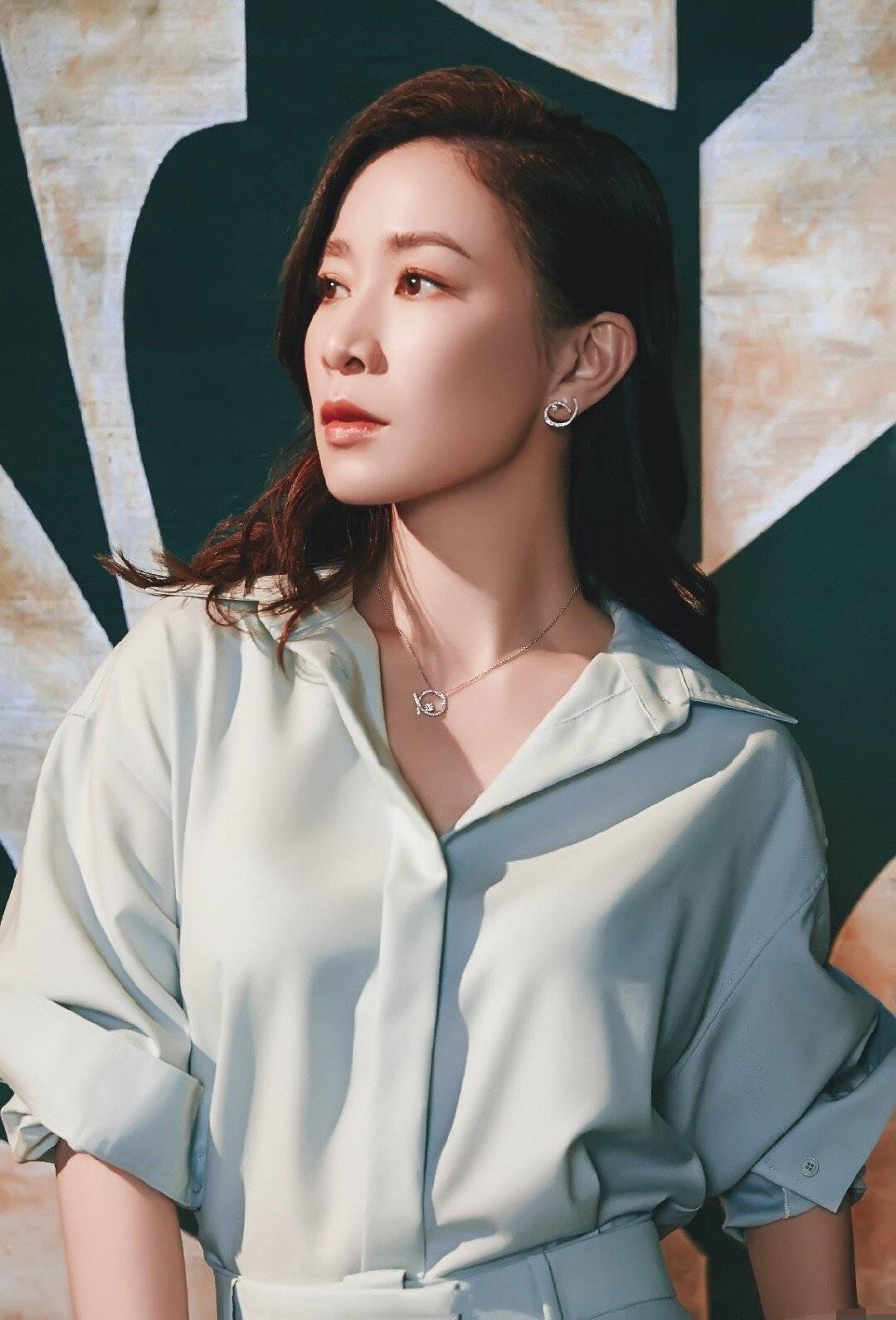 让人把视觉重点放在了鼻子上,高挺的鼻梁反而让佘诗曼看起来像男性了