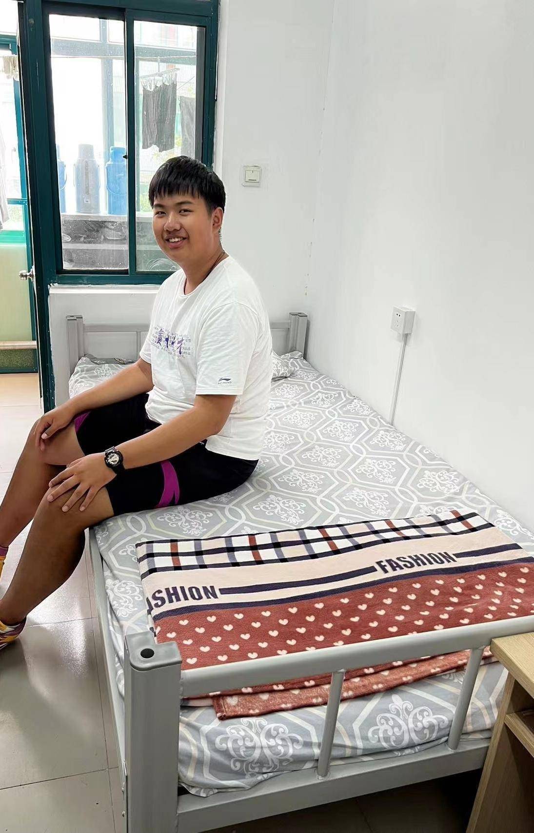 淄博师专暖心为身高超2米新生定制加大床铺