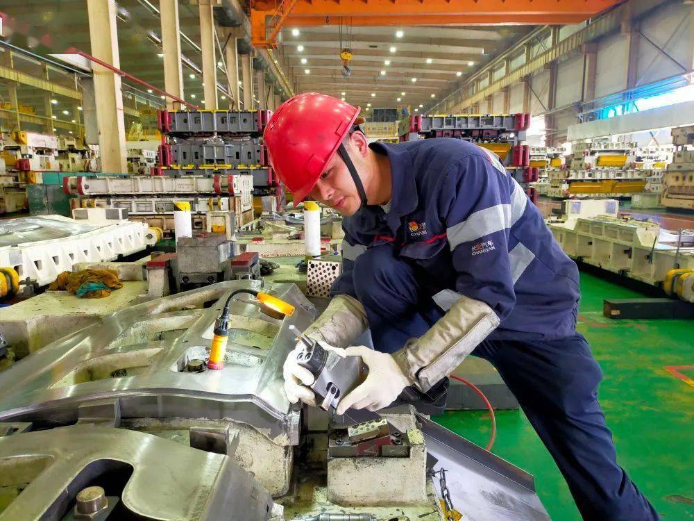 "优秀奖"长安汽车技术技能运动会模具钳工"一等奖"白昼掉落人间光影飞