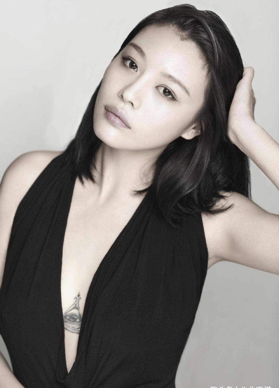 葛荟婕不愧是超模,黑色网格上衣配缎面半身裙个性时髦,时尚精致