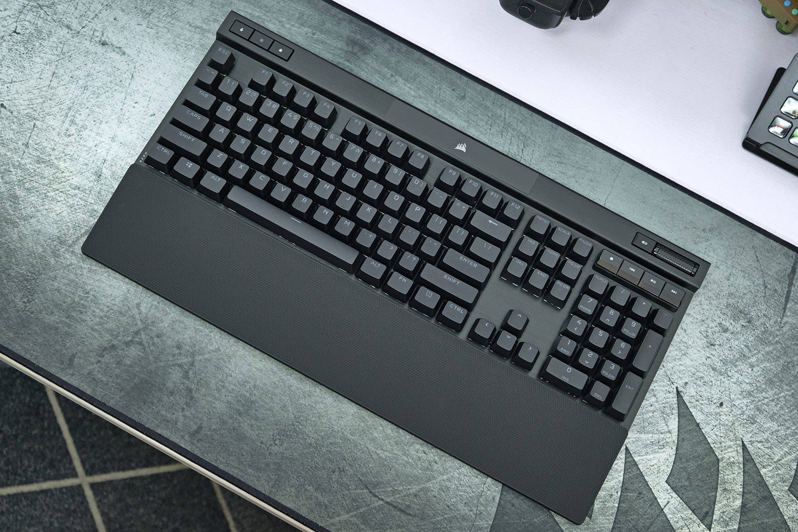 k70 rgb pro opx光轴版机械键盘是标准美式104键布局,沿袭使用了铝