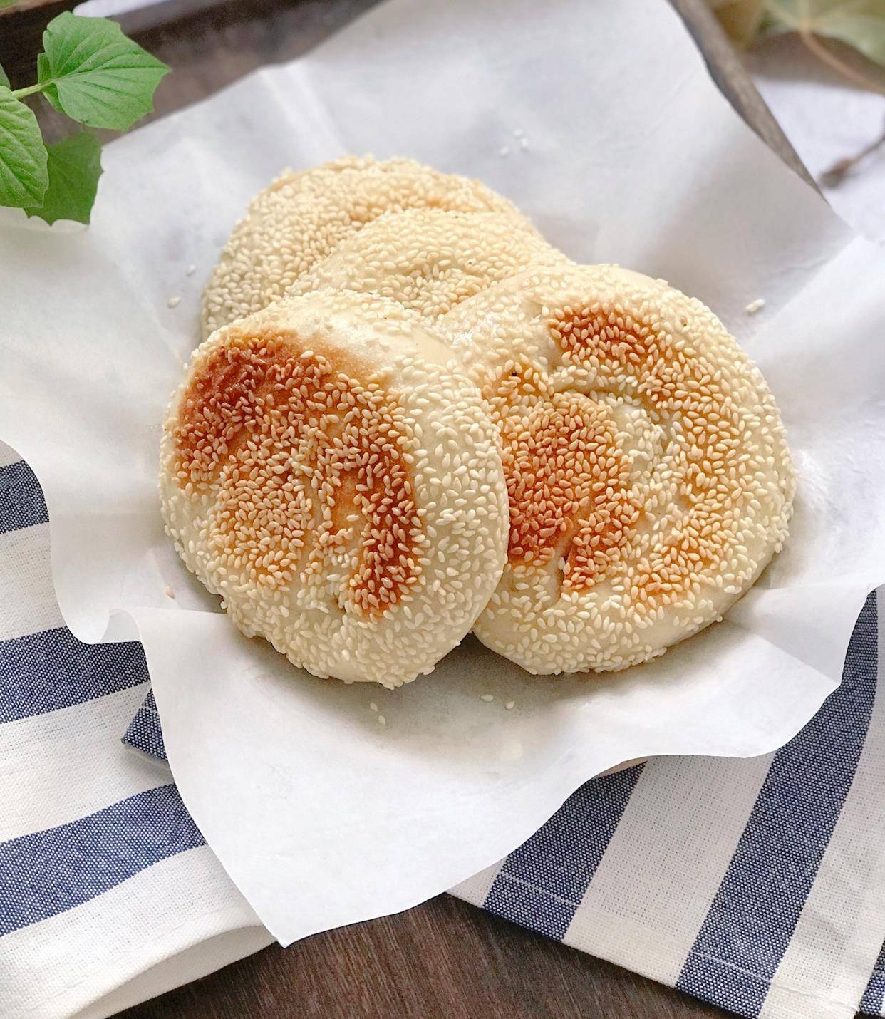 椒盐发面饼这样做,撒点这料,外酥咸香,层层分明,越嚼越香_面团_白芝麻