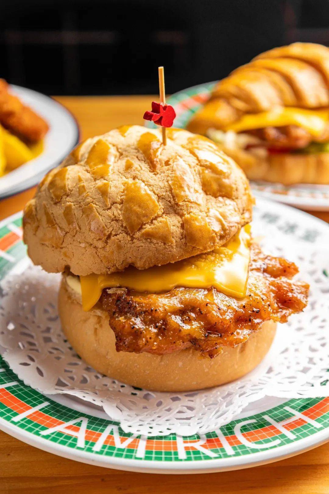 芝士猪扒菠萝包●芝士鸡扒牛角包上线!