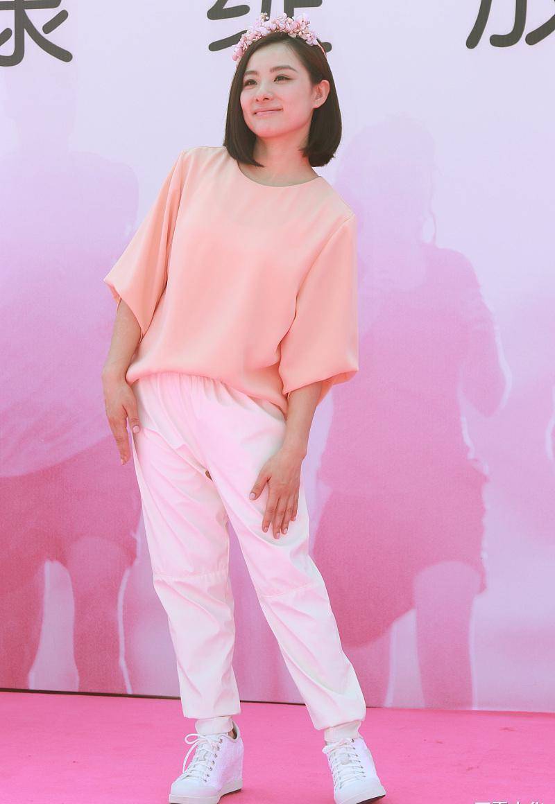 刘璇美得真高傲,穿黑色"时尚"裙配恨天高,体操冠军变时尚达人_气质