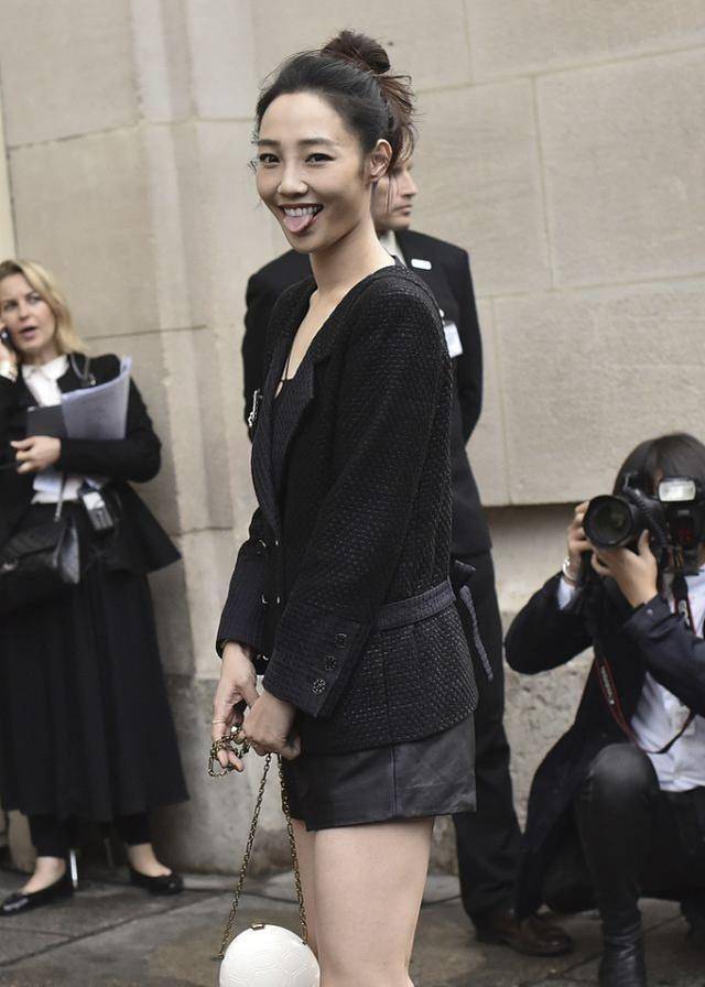 白百何这次的穿搭就很好地将酷炫和优雅很好地结合到了一起,全身都