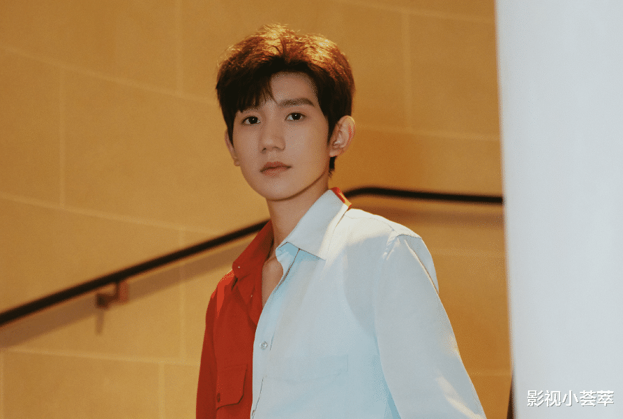 觉得只要是王源的歌,就可以能打动很多人,每一首歌他在用心的唱_男孩