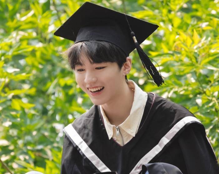 原以为王俊凯"撕漫脸"够绝,看到刘耀文毕业照:颜值瞬间心动了