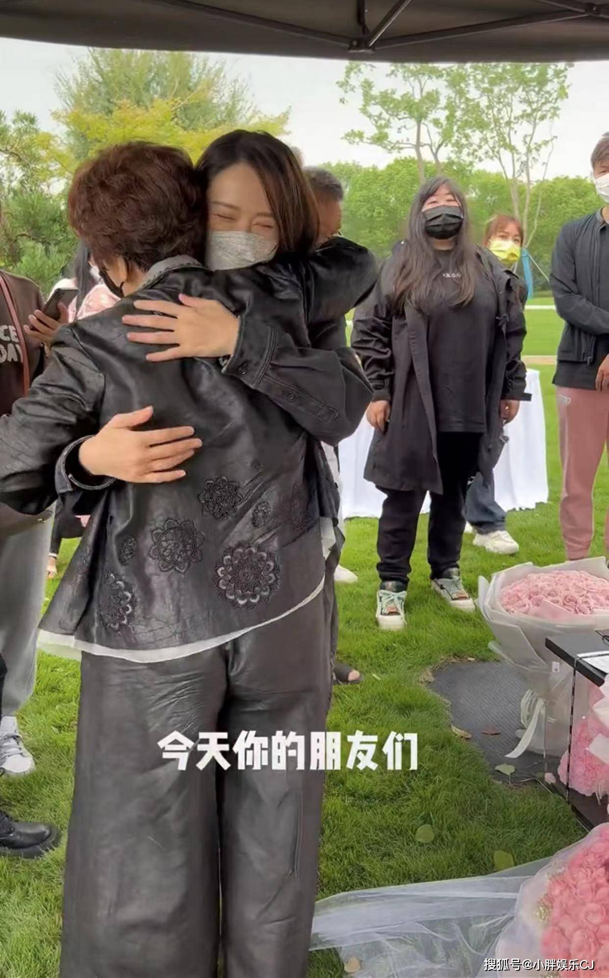 乔任梁六周年忌日，陈乔恩夫妇现身墓地悼念，与梁母拥抱热聊_搜狐网, image size:1242x1994