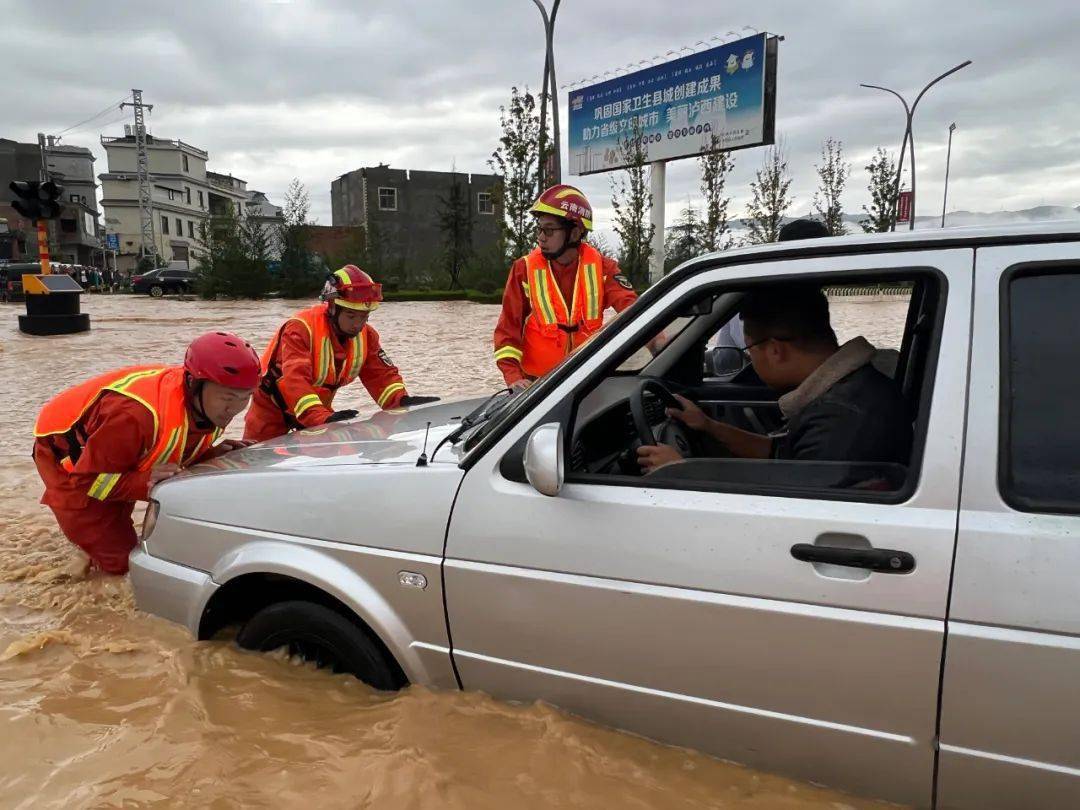 瀘西縣消防救援大隊相繼接到群眾報警稱:瀘西縣因強降雨原因,導致城區