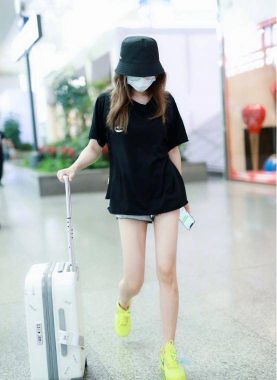 刘芸玩"下衣失踪",穿衬衫裙衬娇小身材,扎"双马尾"像小姑娘_整体_女生