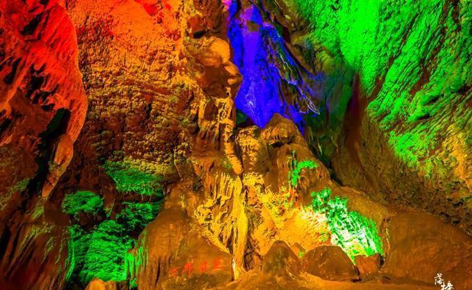 山东沂水有一座地下大峡谷，充满神秘色彩，在溶洞里还可以玩漂流