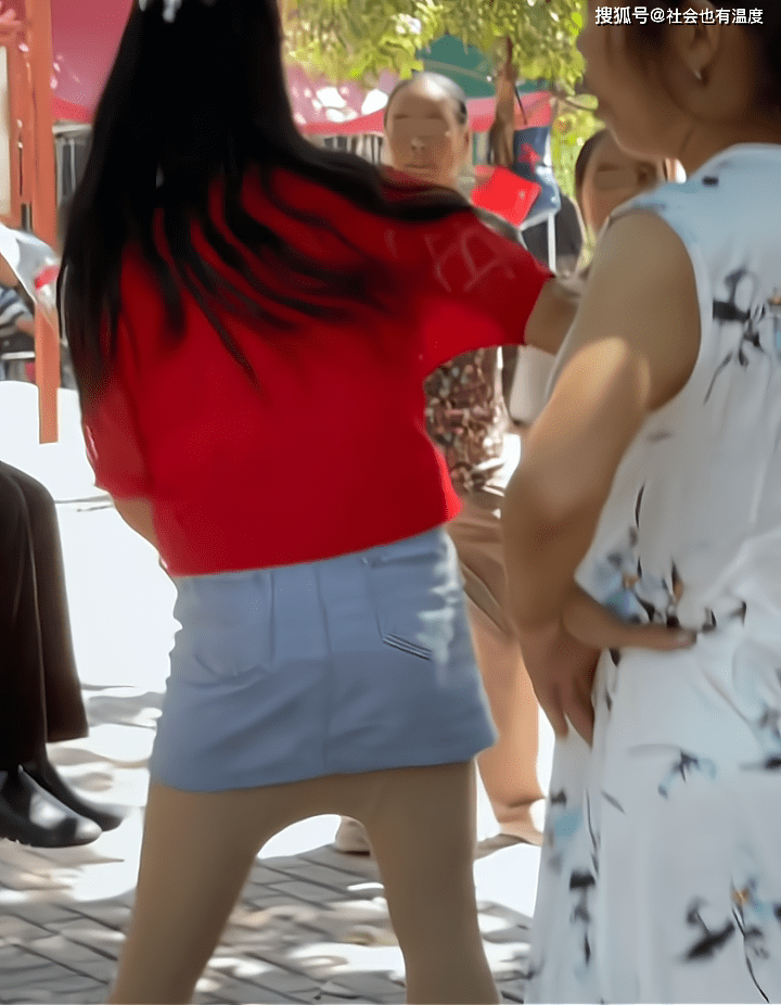 看了脸红的广场舞 来自搜狐网