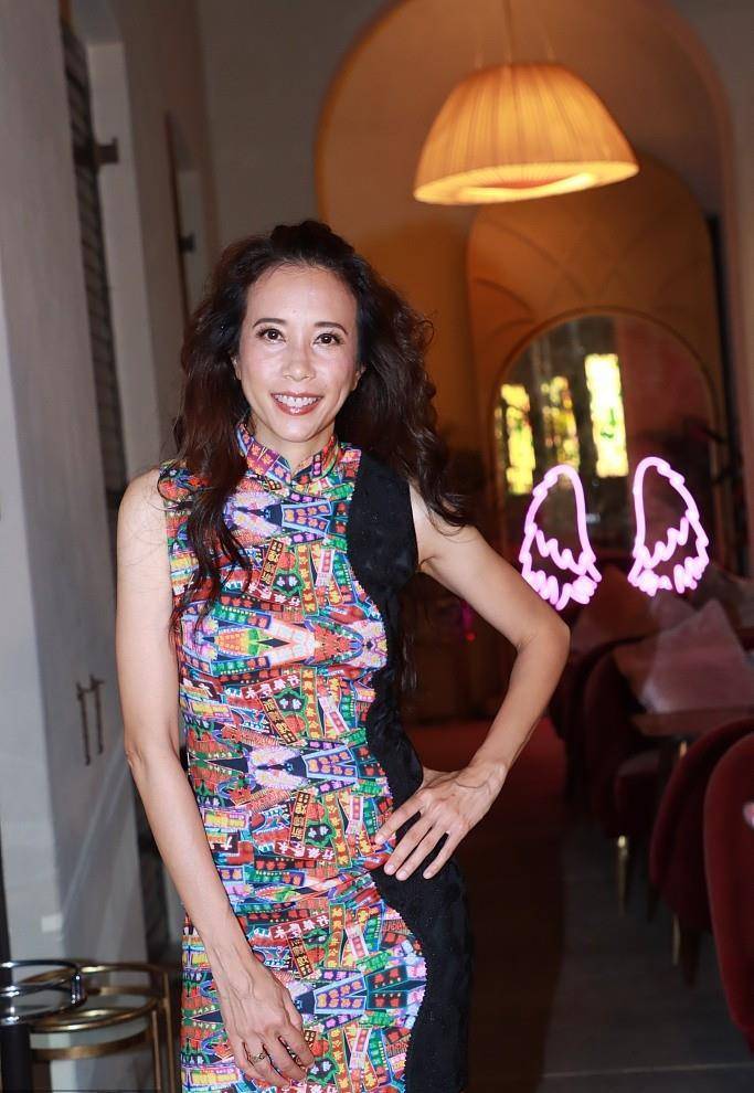 51岁莫文蔚丝毫不显老,穿改良旗袍配尖头靴,身姿窈窕不输小姑娘_女性