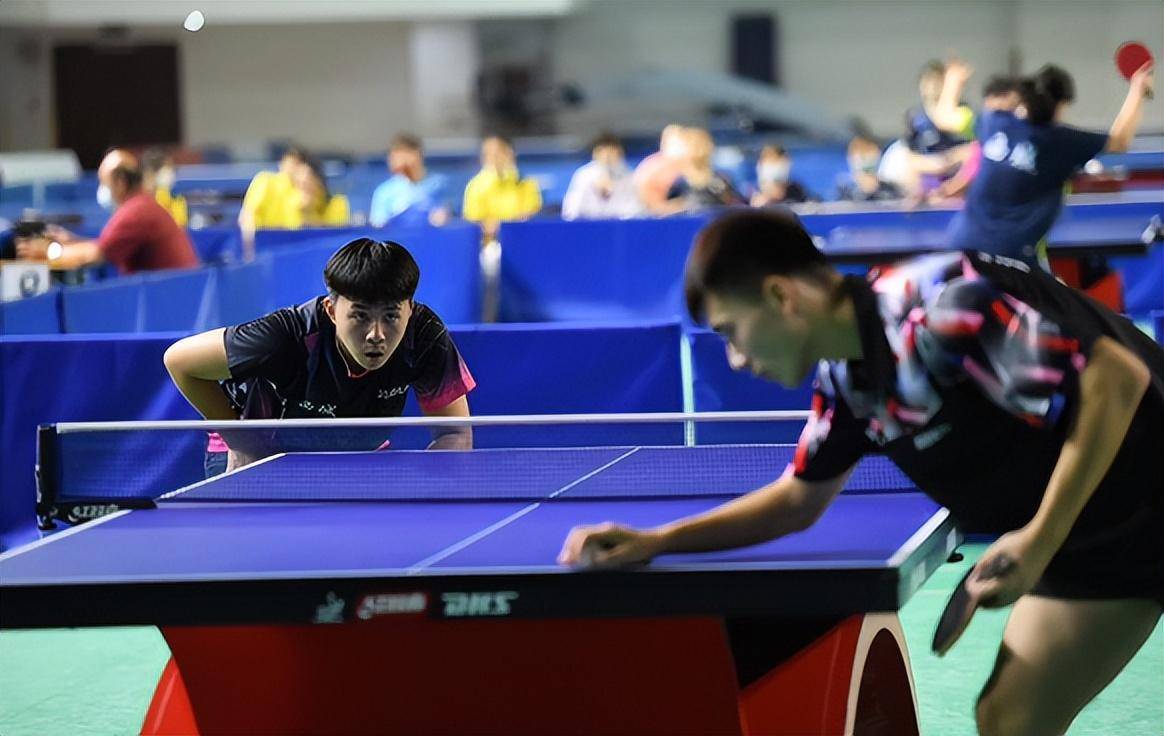 作为林志刚儿子的私人教练,他全程在一旁观看比赛.