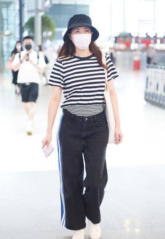 曾黎带火了条纹元素,横条纹上衣搭配竖条纹长裤,简约时尚还显瘦_设计