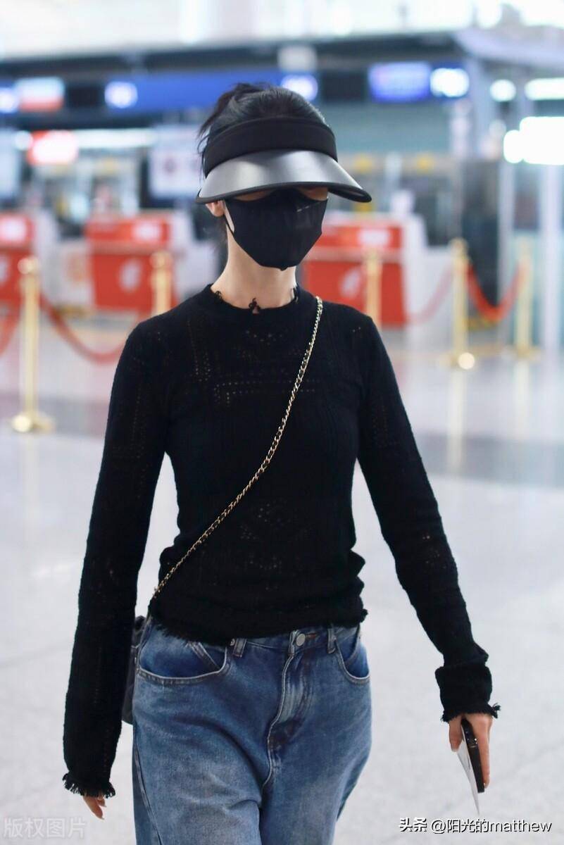 街拍:哈尼克孜黑色针织衫牛仔阔腿裤休闲随性_机场_北京_哈尼克