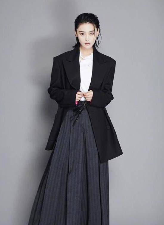 "军嫂"张馨予太飒了吧,帅气大背头惊艳众人,网友:比老公还帅_造型