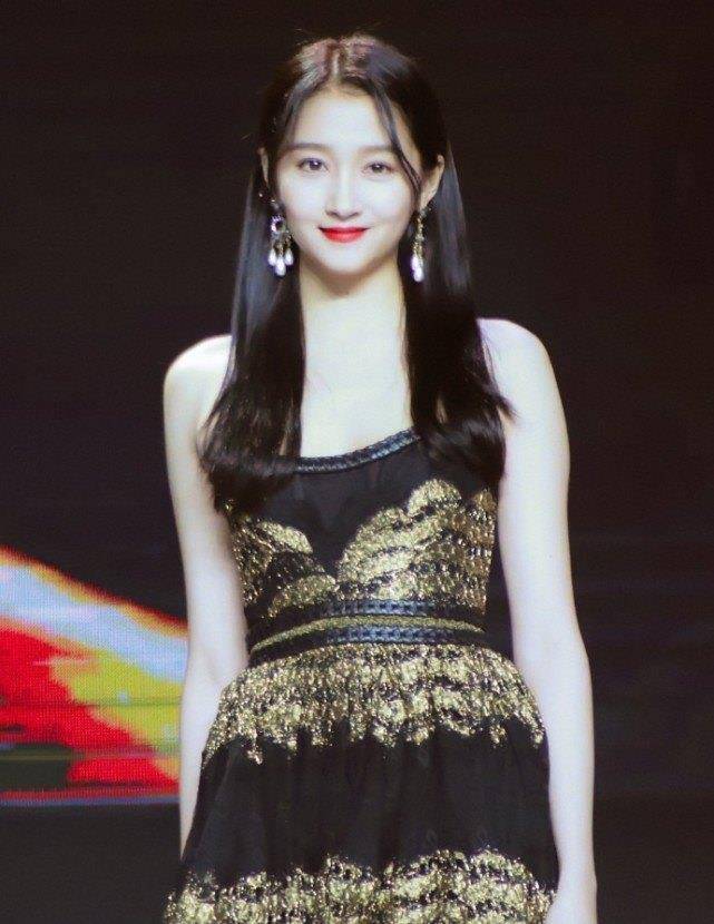 关晓彤为秀"奶棒腿",长裙故意剪掉一半,看清效果鹿晗都慌了_款式_时尚