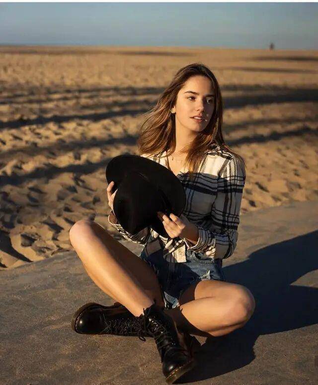 15岁网球少女火了!身材好穿紧身运动服,遮不住时尚身材,像25岁