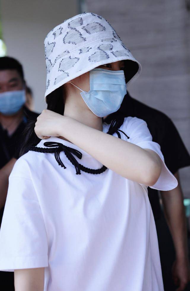 杨超越的下车照被疯传,看到她脚尖点地的那刻,腿长让女生都崩溃_时尚