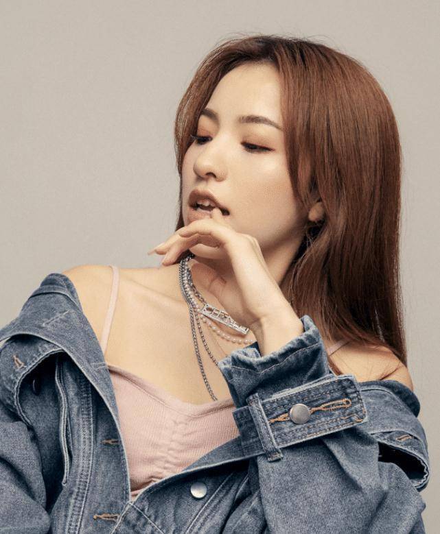 刘思瑶终于穿上裤装,谁注意她的坐姿?