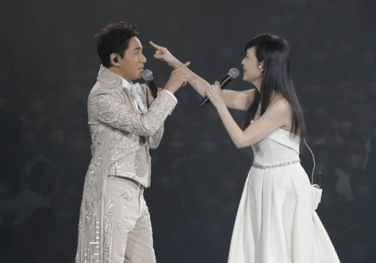 周慧敏动情拥抱黄凯芹,合唱一曲《情未了》,终究是情深缘浅_时间_演唱