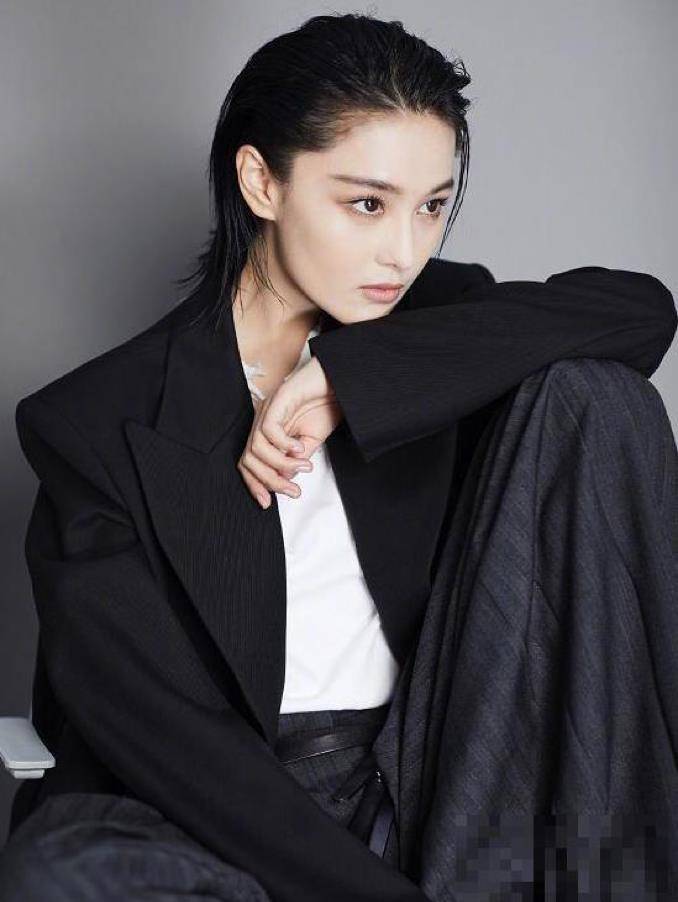 "军嫂"张馨予太飒了吧,帅气大背头惊艳众人,网友:比老公还帅_造型