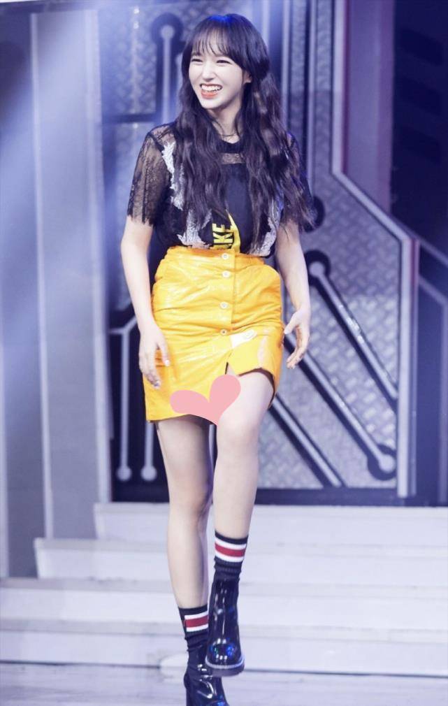 程潇首次尝试"裂缝裙",就穿出电棍腿,这下看谁还敢说她腿粗?