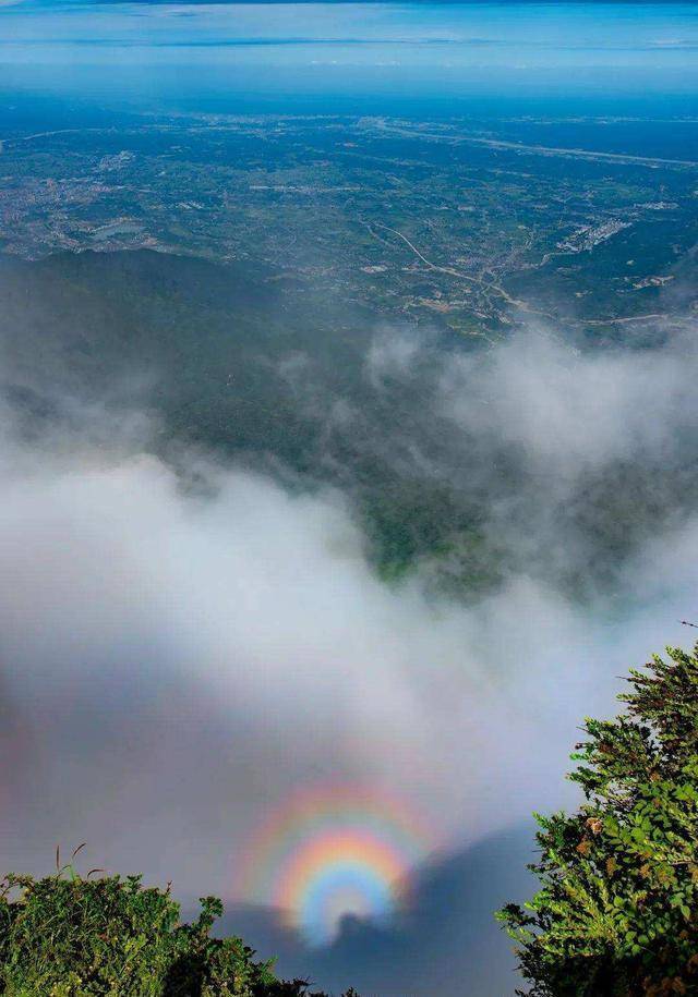 峨眉山捨身崖下是否真有信徒投擲的金錢?