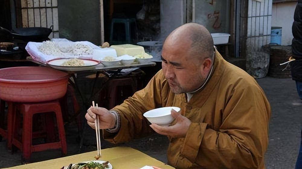 和尚们每天都是吃素,为何还是"肥头大耳"?