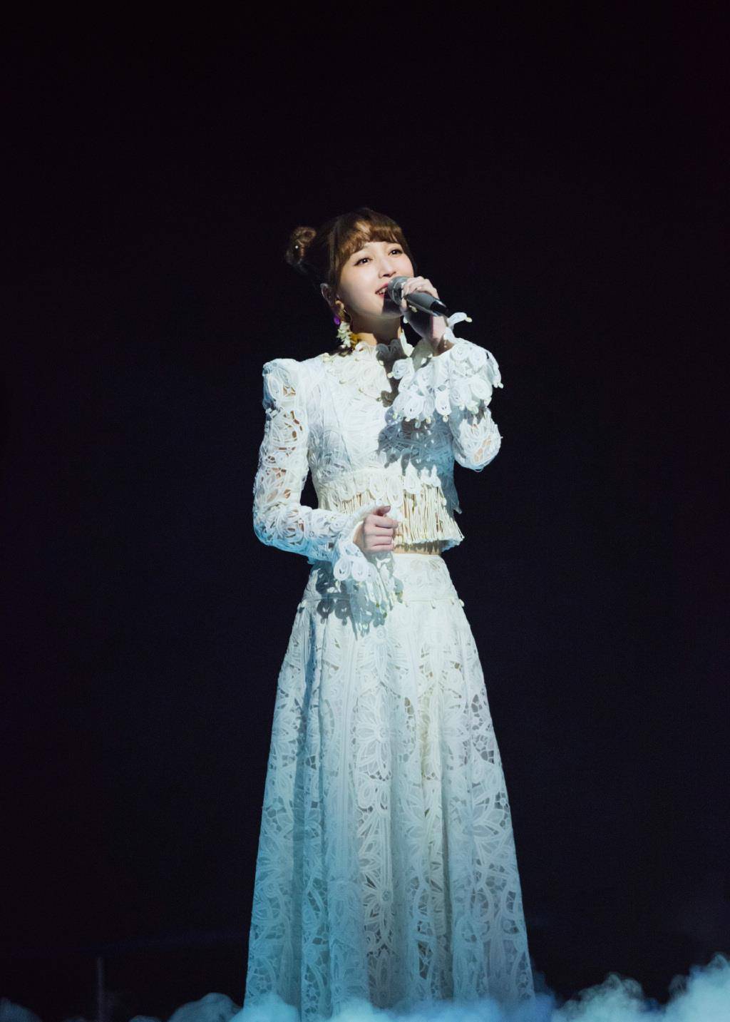 金莎绑哪吒头太美了,穿复古白色时尚裙,一点没有37岁的样子_齐刘海