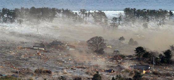 導致了近代史上的最大一次地震海嘯,隨之而來的巨浪高達30多米,把整個