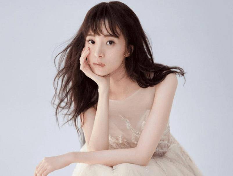 这次又因裙子时尚高度被批不雅,果然是黑红体质_胡冰卿_女明星_角色