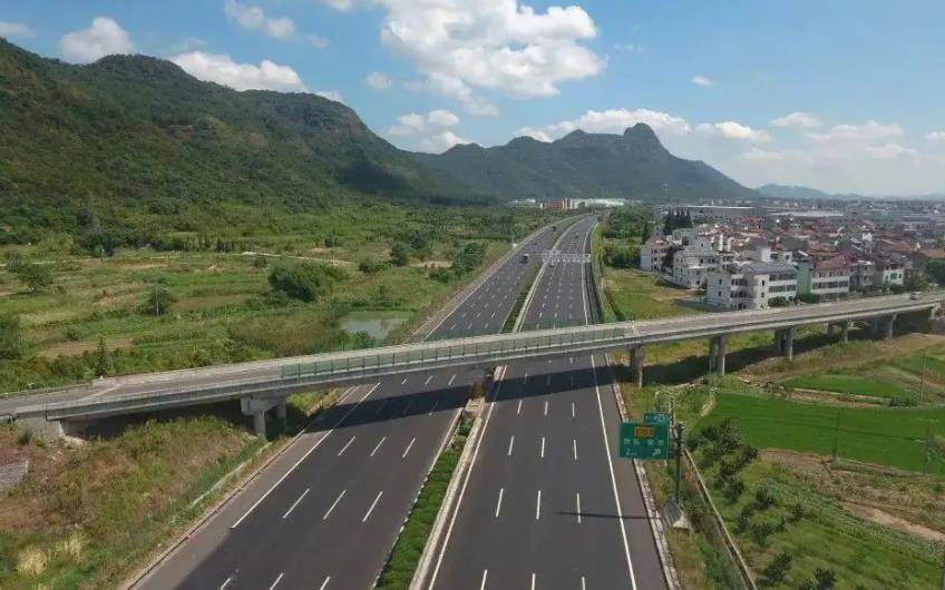 现在也有八车道高速公路了,从杭州一直到达浙赣交界处,杭金衢