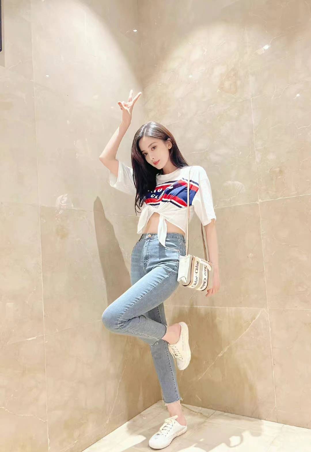 古力娜扎私服照释出,露腰白t配牛仔裤,显高显瘦又性感_t恤_白色_时尚