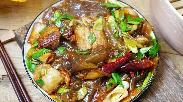 大冷天,粉皮最馋人的吃法,油光透亮,热腾腾喷香,家人太爱吃了_备用