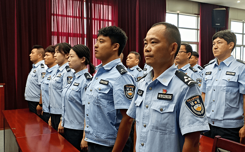 公安部辅警服装的式样图片