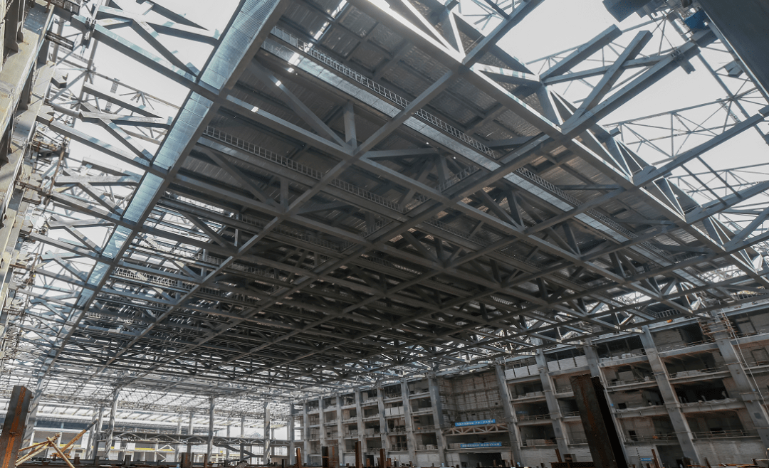 厦门新会展中心-会议中心项目81米超大跨度桁架整体提升成功_施工