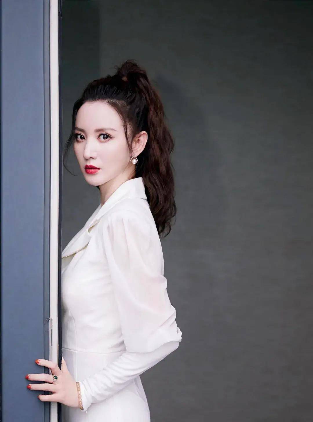 张萌出席活动,穿白色连体裤配红唇御姐范足,这腿可不止169_设计_马尾