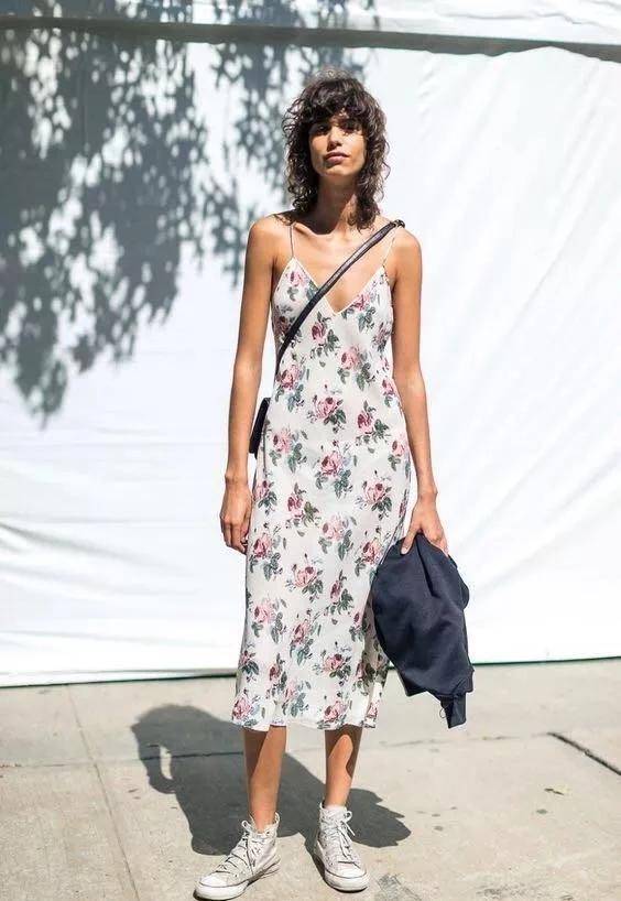 最近流行"碎花裙 帆布鞋",时髦还显瘦,谁穿谁好看