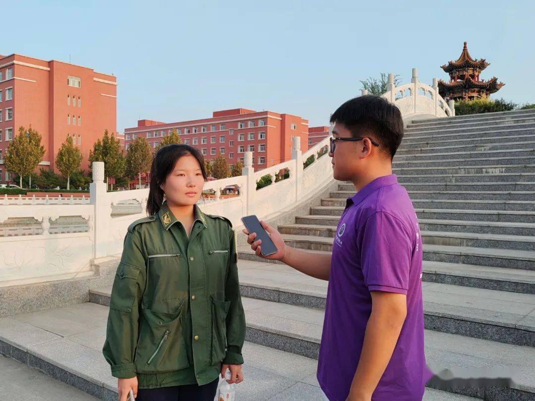 22级审计学二班郑超峰:本次军训的训练项目有军姿,稍息立正,敬礼,跨立