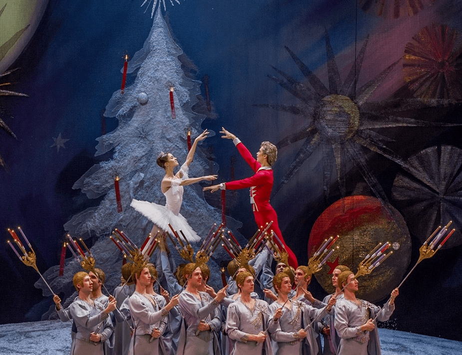 霍夫曼的奇幻故事:圣诞派对上,教父德罗赛尔梅亚先生送给玛丽一个胡桃