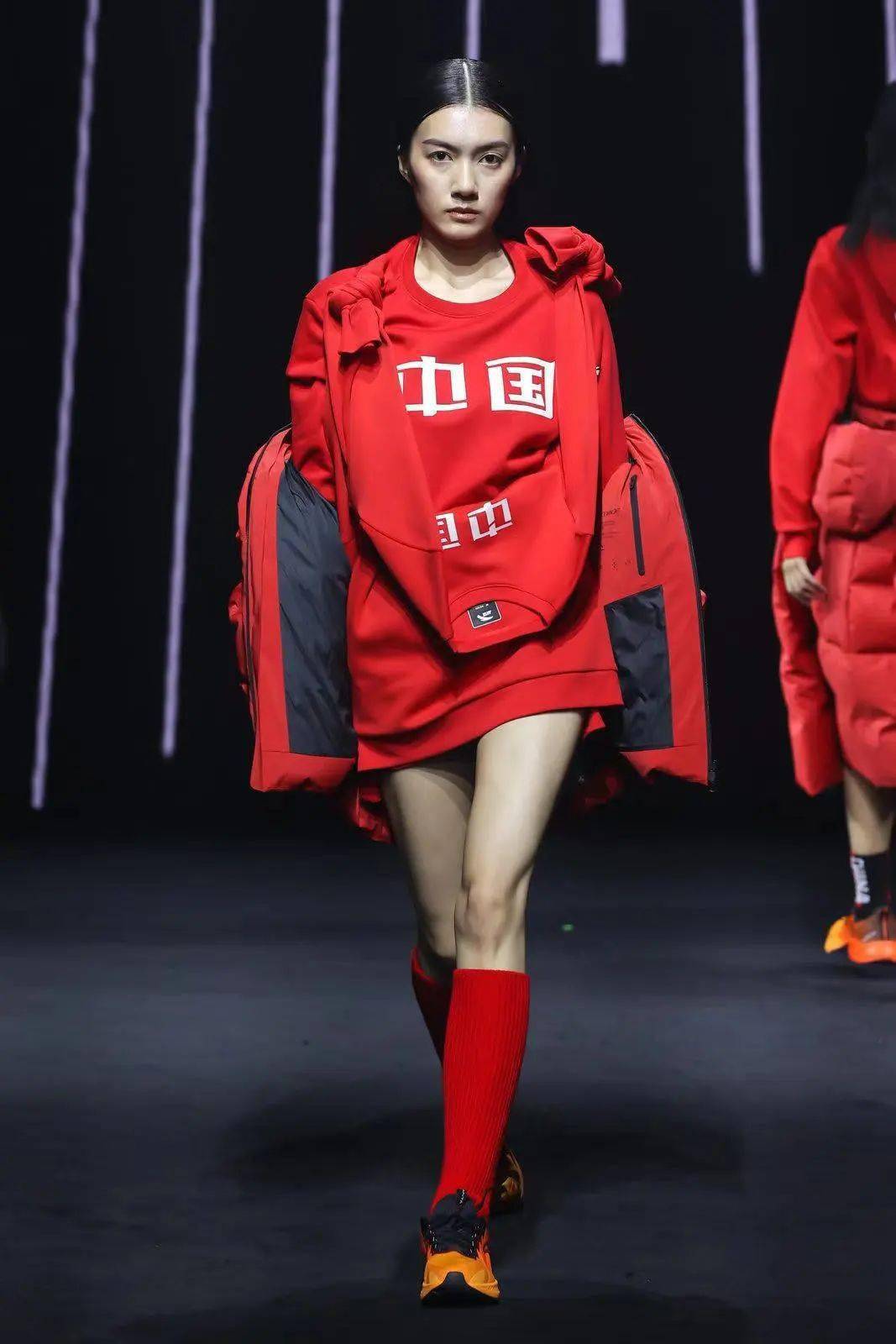 安踏"致敬冬奥"主题秀引燃北京时装周 - 安踏冬奥会海报 - 实验室设备