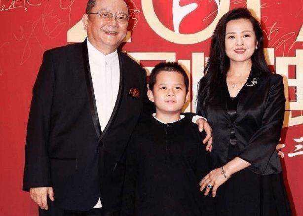 57岁娶了22岁学生,60岁喜获龙凤胎,年近70为奶粉钱不停接戏_金士杰