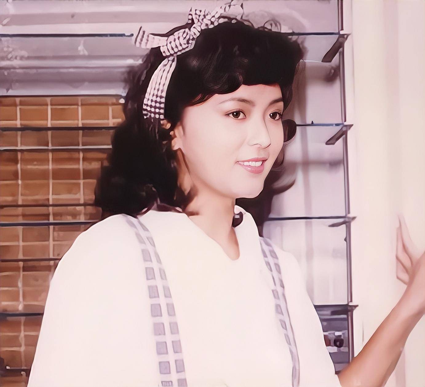 周润发:和陈荟莲结婚35年,一生无儿无女,晚年裸捐56亿财产_父亲_洗车