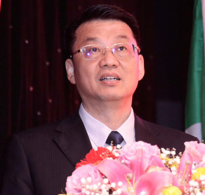 胡朝华随后在就职讲话中表示,自己承蒙大家厚爱被推选