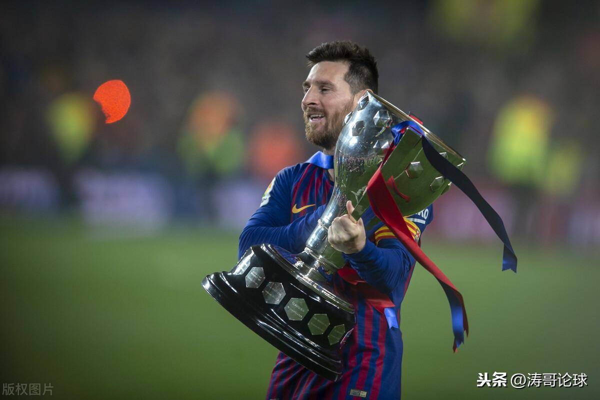 梅西曾经跟随巴萨捧起过2006,2009,2011,2015四次欧冠联赛