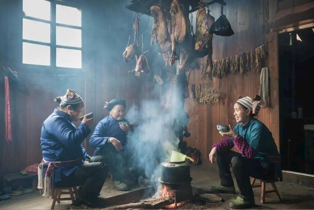 【学习进行时】从火塘看各民族文化的互鉴融通丨中华建筑文化_民居_来源_图片