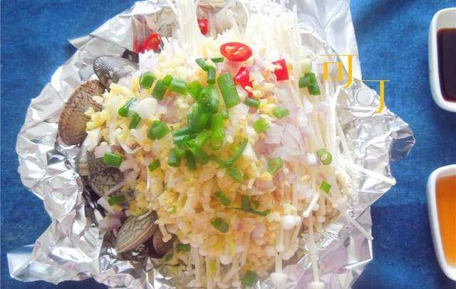 谁都会爱吃这一锅热气腾腾的锡纸花甲粉,实在太香了_步骤_金针菇_调料